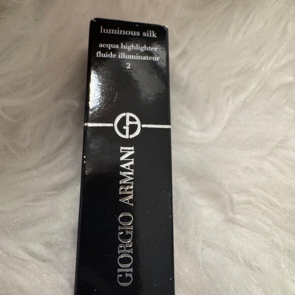 Armani Beauty  Luminous Silk Acqua Highlighter - Picture 3 of 5